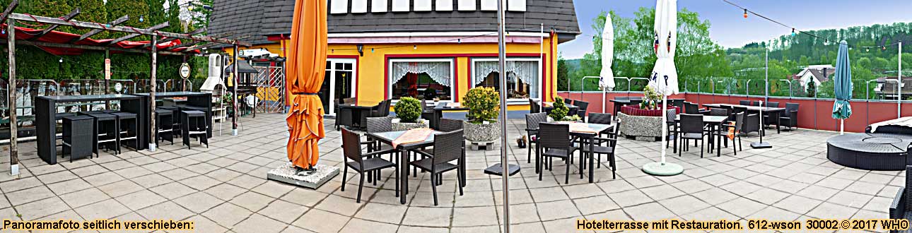 Hotelterrasse mit Restauration. Urlaub ber Pfingsten Hotel im Taunus. Pfingstkurzurlaub im Hochtaunuskreis.