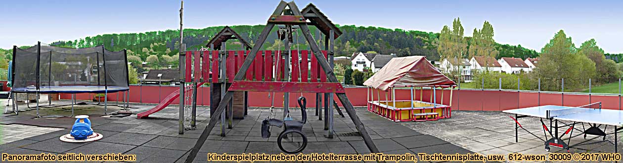 Kinderspielplatz mit Trampolin, Tischtennisplatte. Urlaub ber Pfingsten Hotel im Taunus. Pfingstkurzurlaub im Hochtaunuskreis.