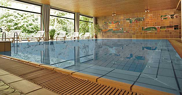 Hotel-Hallenbad Urlaub ber Pfingsten im Nordschwarzwald. Pfingsturzurlaub im Nagoldtal, bei Calw im Schwarzwald.